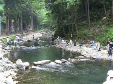 秋川国際マス釣場 秋川の釣りと温泉とバーベキュー 管理釣り場